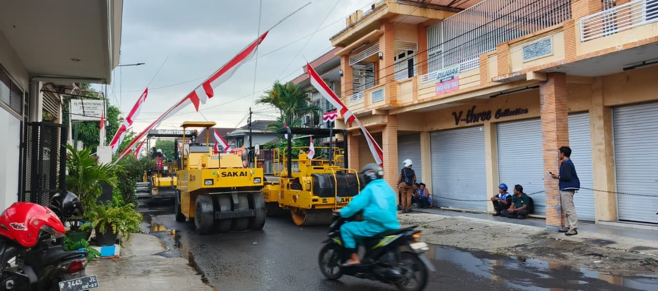 TERUS DIKEBUT: Alat berat milik rekanan penggarap aspal, saat melakukan pengerjaan aspal di Jalan Bangka, pada Agustus lalu.