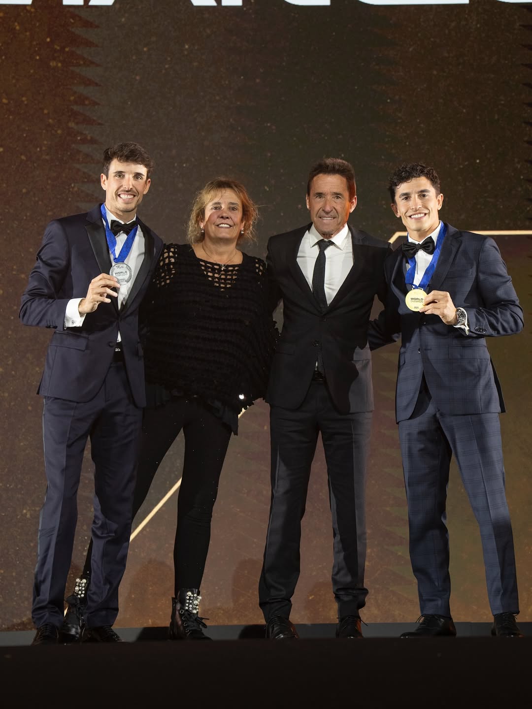 Dari kiri, Marc Marquez bersama ayahnya, Julia Marquez, ibunya, Roser Alenta, dan adiknya, Alex Marquez dalam MotoGP Awards 2025.