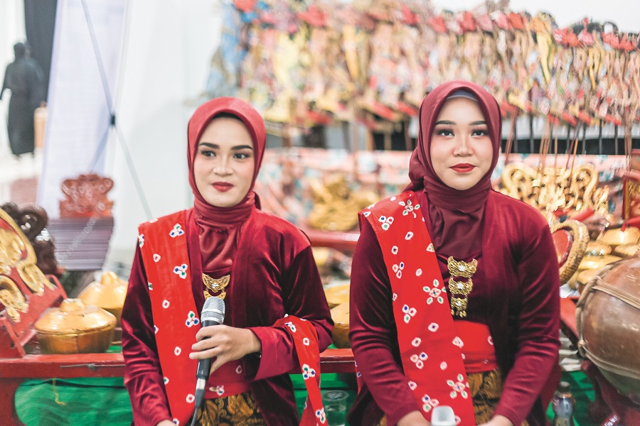 LESTARIKAN BUDAYA: Dua sinden UKM Karawitan UDS melantunkan langgam Jawa di acara wisuda UDS, beberapa waktu lalu.