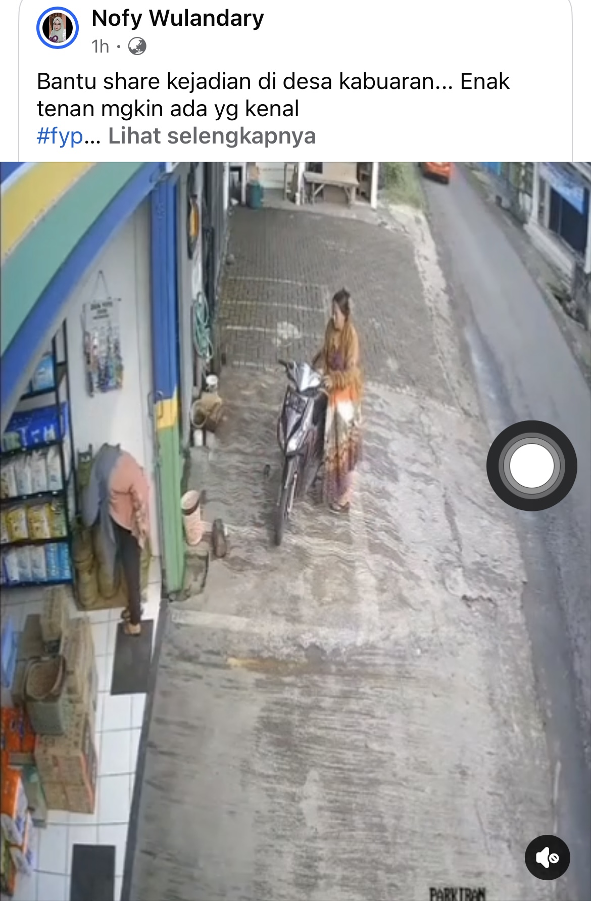 Aksi emak-emak mengendarai honda Vario nekat menggondol tabung gas.