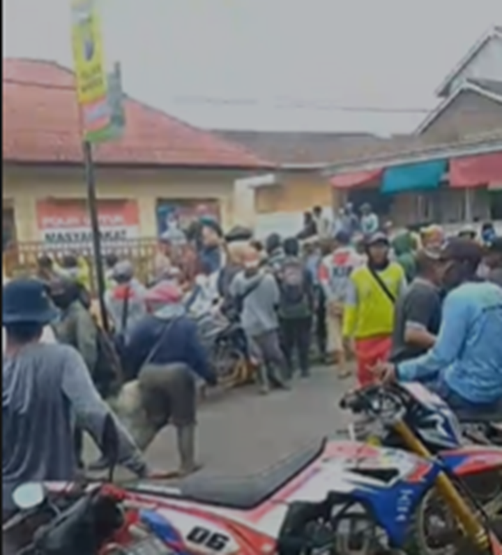 MENCEKAM: Massa yang mendemo di kantor Polsek Ijen, Bondowoso hari ini. (TANGKAPAN LAYAR)