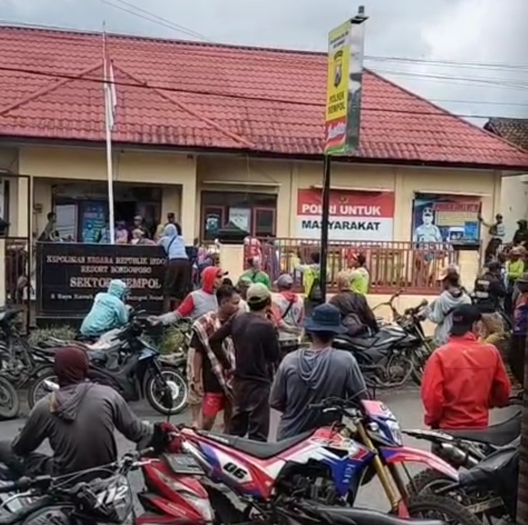 BERKERUMUN: detik-detik warga saat merangsek polsek ijen (istimewa)