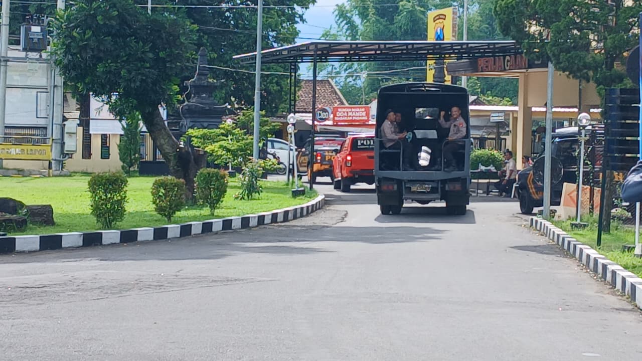 Sejumlah personil Polres Bondowoso dikerahkan menuju Kecamatan Ijen dalam aksi demo warga di kantor Polsek Ijen.