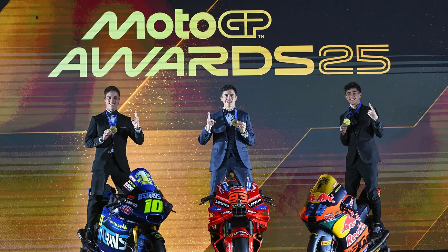 MotoGP Awards 2025 di Valencia diwarnai insiden cemoohan kepada Valentino Rossi setiap kali wajahnya muncul di layar. Marc Marquez pun bereaksi.