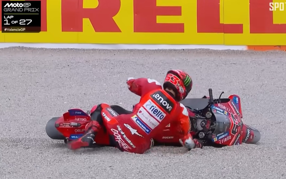 Pecco Bagnaia berada di lintasan tak sampai 1 menit sejak start MotoGP Valencia. Ia kembali DNF akibat insiden dengan Johann Zarco.