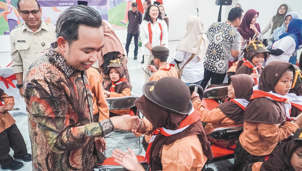 Bupati Jember Muhammad Fawait menyapa anak-anak Sekolah Rakyat saat kegiatan pengenalan lingkungan sekolah, di Lahan eks Gedung Balai Pengembangan Pendidikan, Patrang, Jember, Agustus lalu.