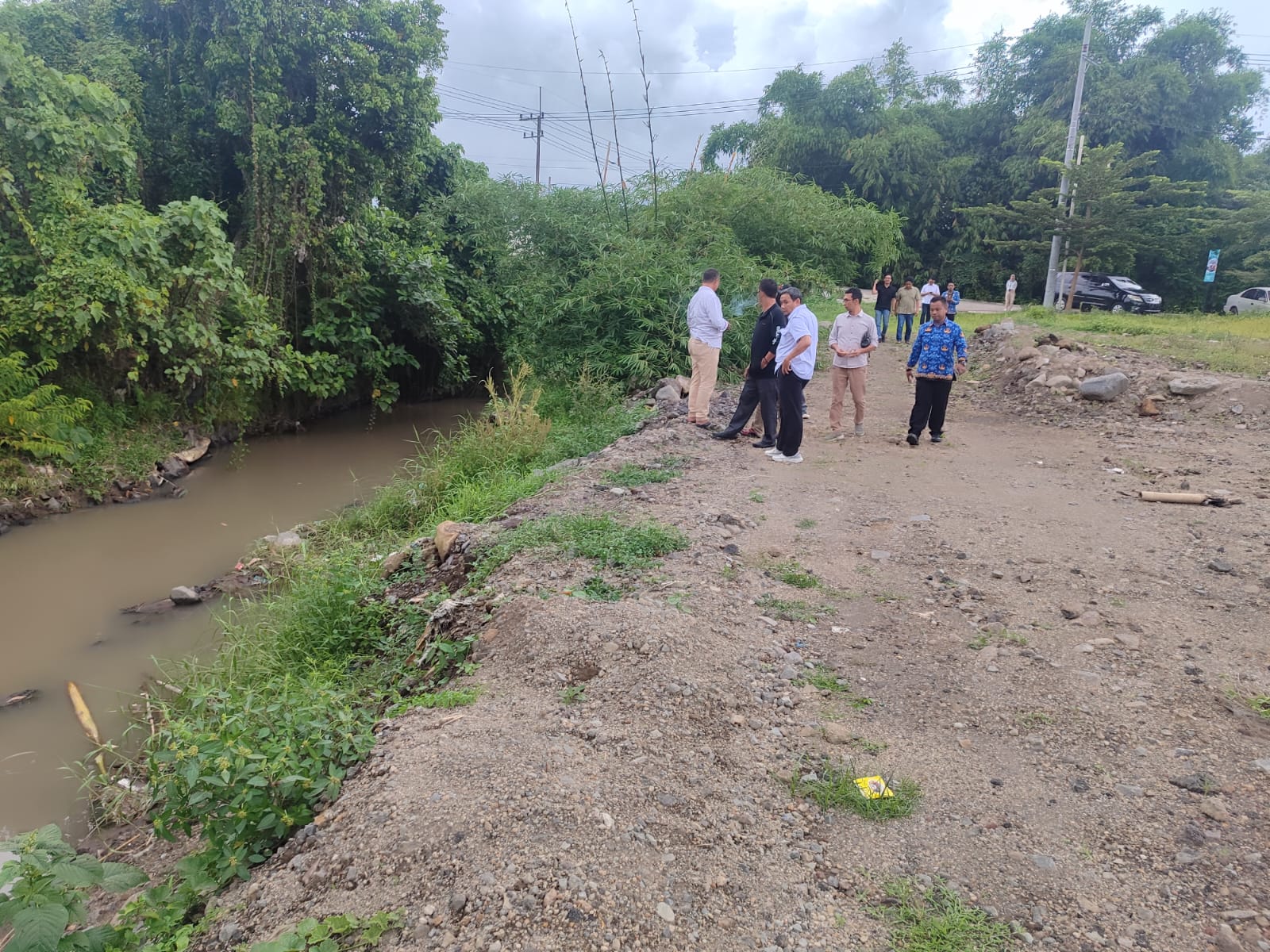 SIDAK LAGI: Komisi B dan C DPRD Jember sidak sungai di Kelurahan Wirolegi setelah menerima aduan warga, yang menduga ada pengembang diduga menyalahgunakan sempadan sungai, Senin (17/11).