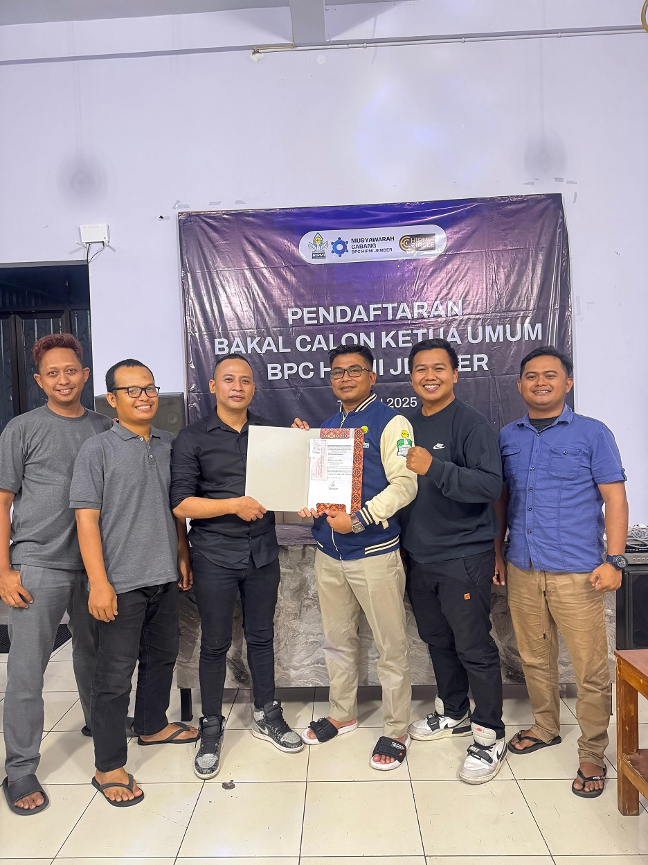 PENDAFTARAN: Holand Sanjaya mengembalikan berkas pendaftaran calon ketua BPC Hipmi Jember.