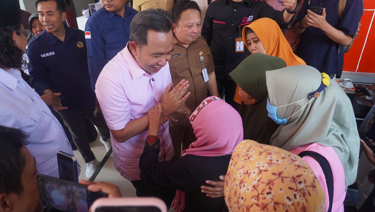 PELAYANAN DASAR: Bupati Fawait saat mengunjungi RSD Kalisat dan melihat sejumlah pelayanan rumah sakit.