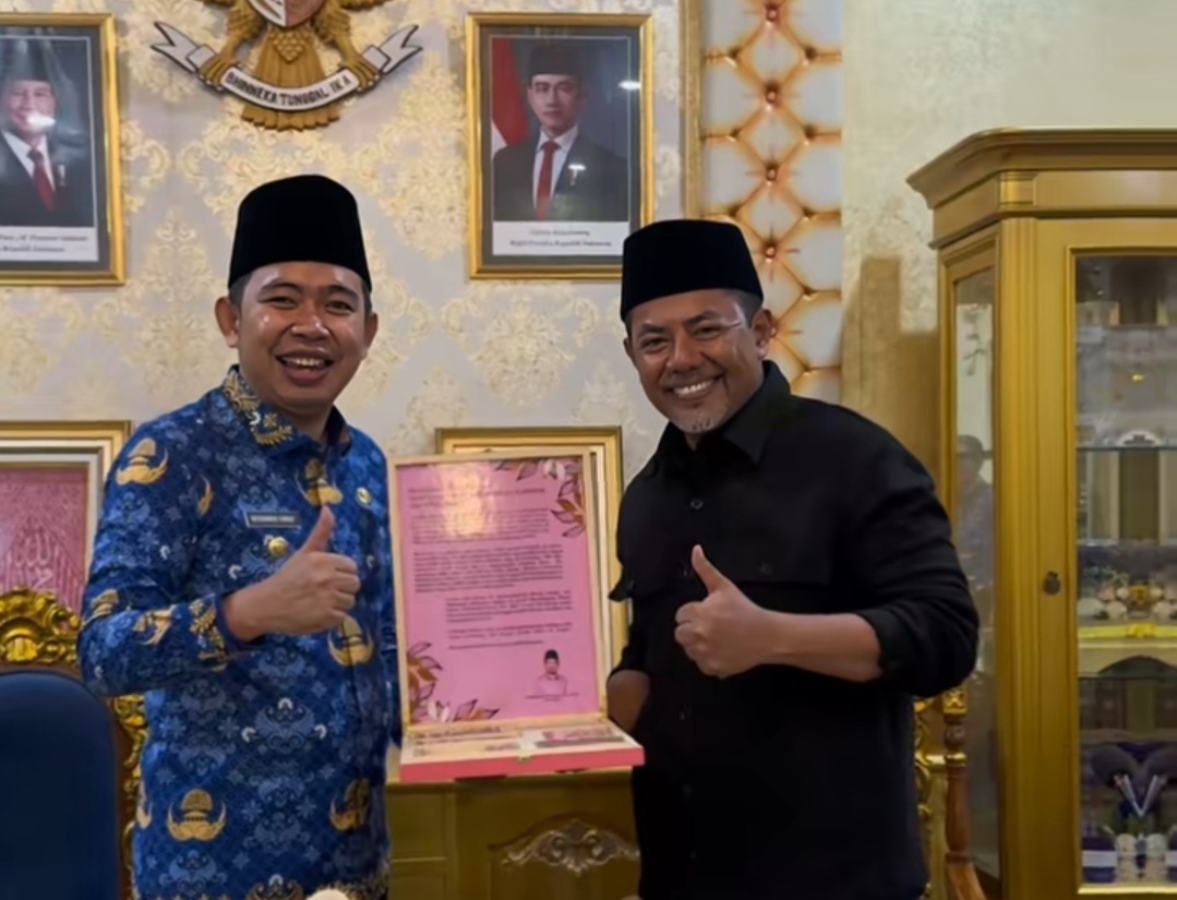 HANGAT: Bupati Fawait saat menerima lawatan Bupati Probolinggo, Mohammad Haris, ke Pendapa Wahyawibawagraha Jember, Senin (17/11).