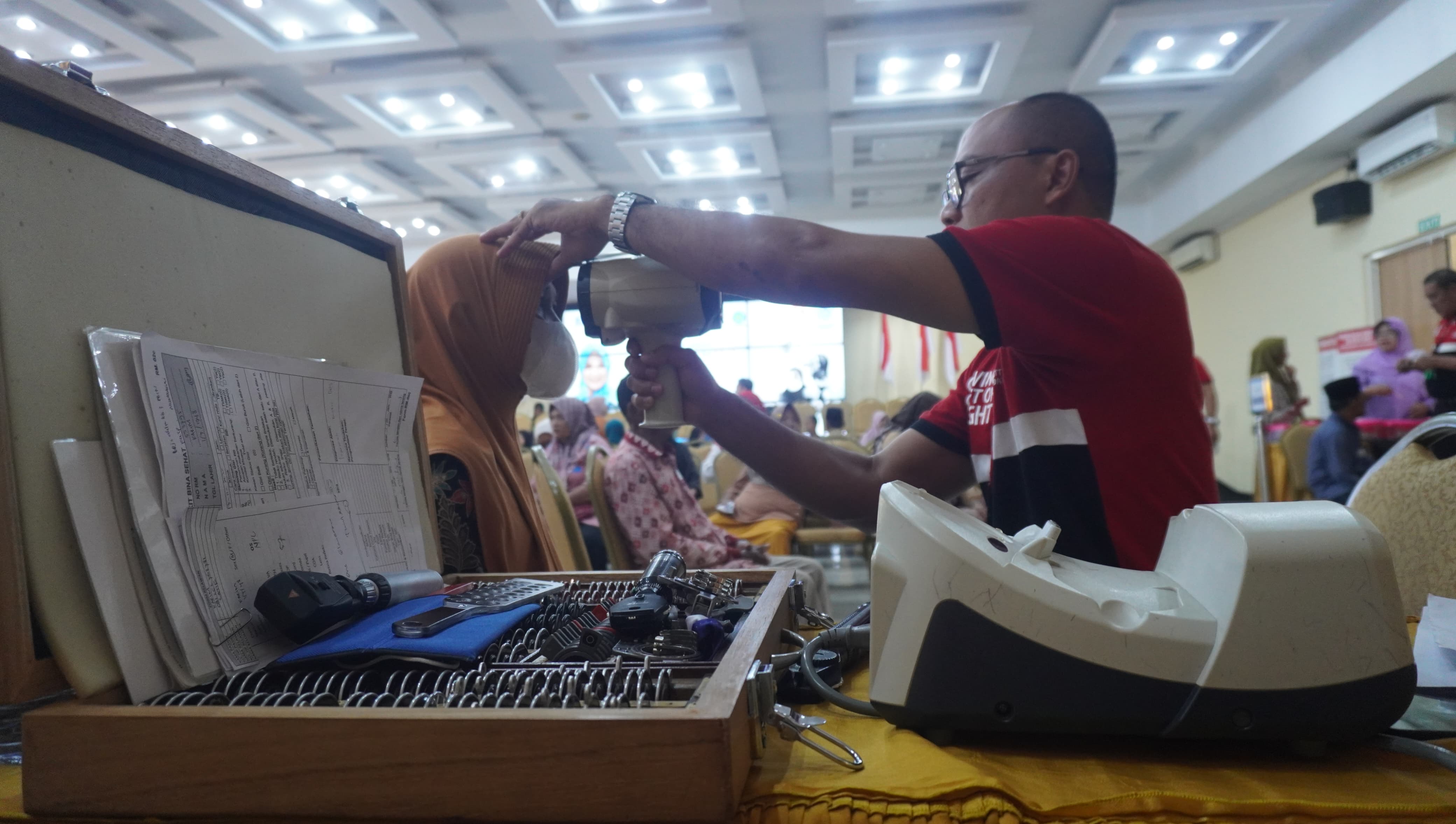 BERDEDIKASI: Anggota JFF memeriksa kondisi mata penerima bakti sosial di RSBS Jember, pekan lalu.