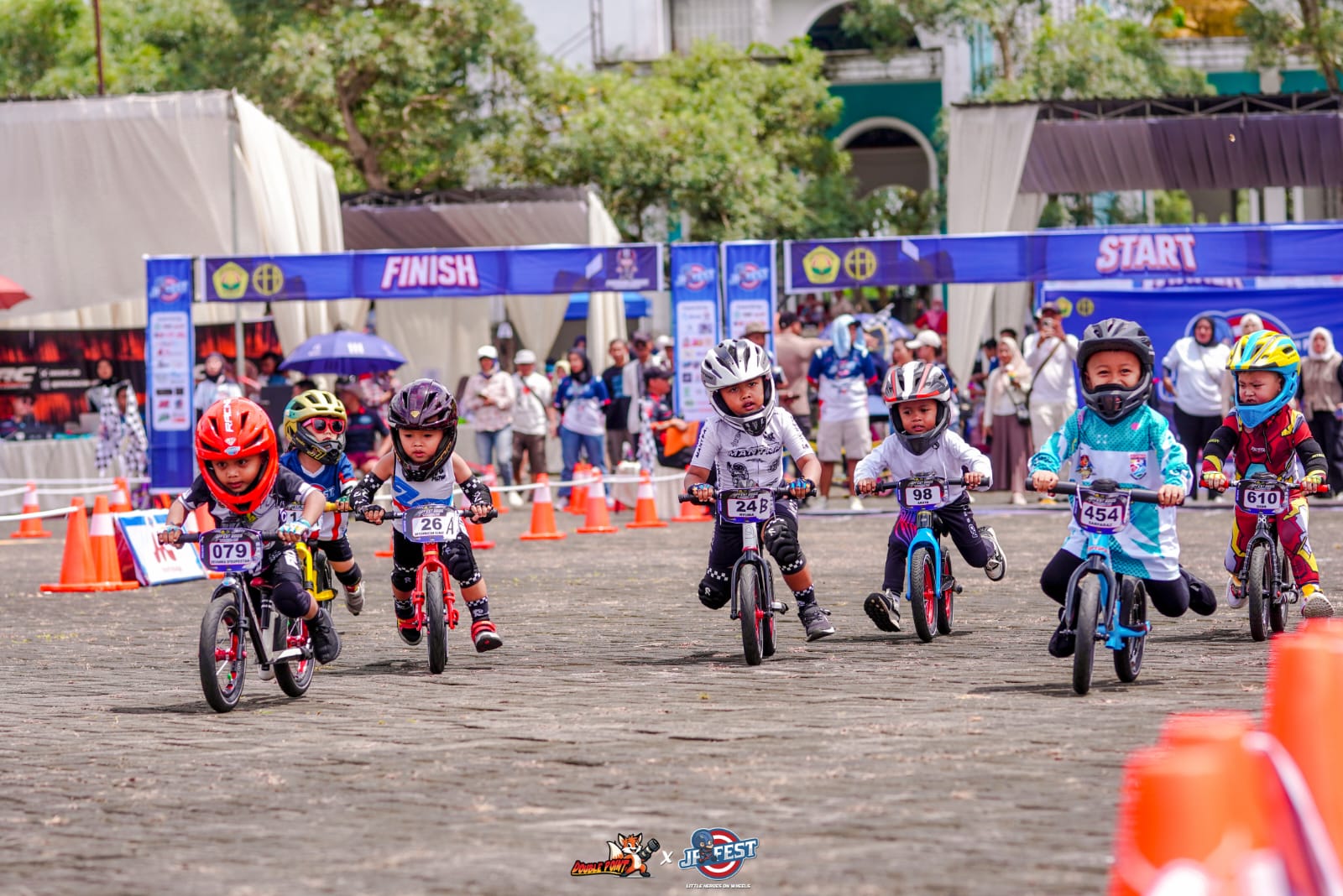 ADU CEPAT: Para peserta JPFest 2025 antusias antusias beradu kecepatan sepeda tanpa pedal di Seven Dream City, Minggu (16/11) (Foto Ginanjae Prio)