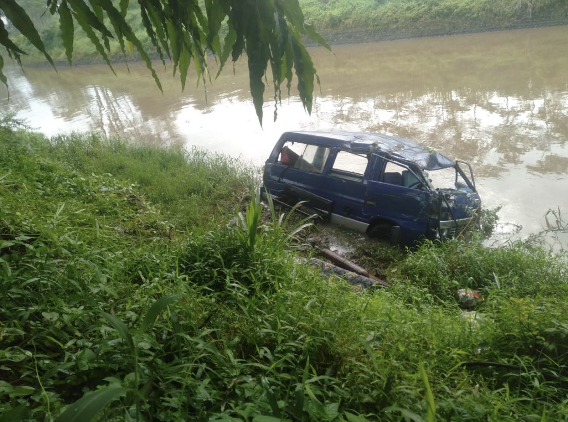 TERJUN BEBAS: Kondisi colt isuzu yang membawa siswa SMAN 1 Jatiroto masuk ke sungai.(DENDY FOR RAME)