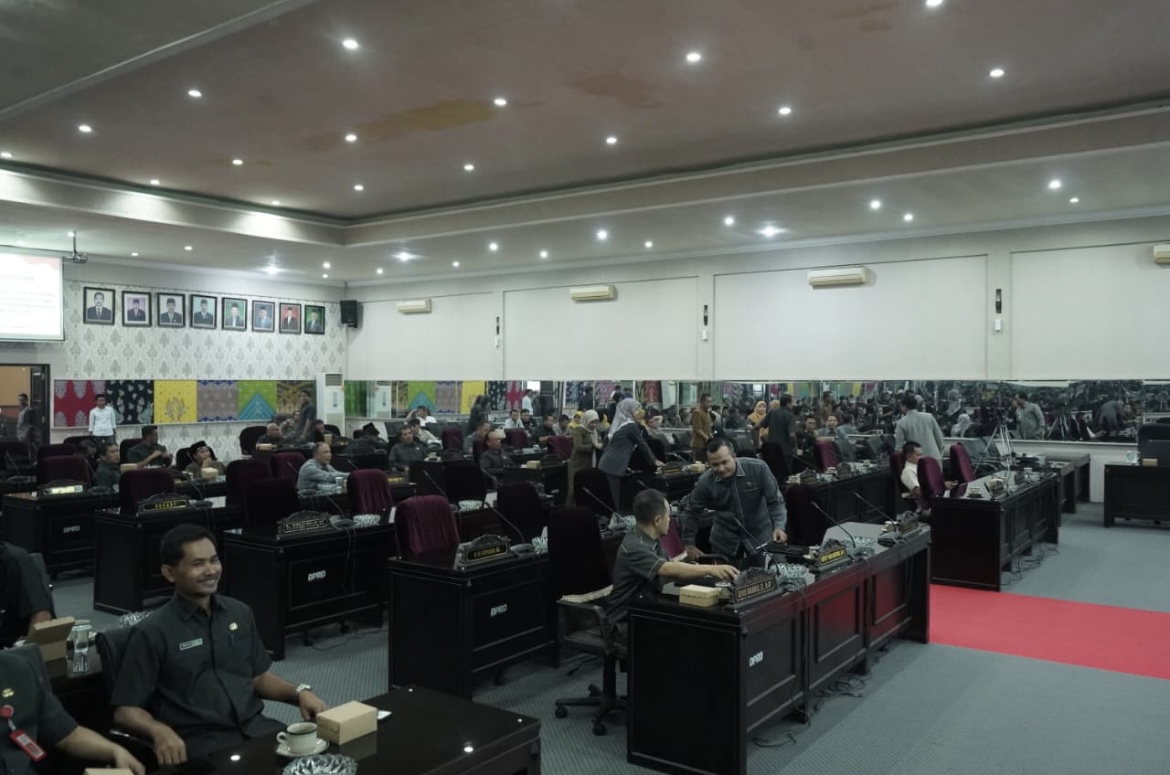 BERKURANG: Sejumlah anggota DPRD B0ndowoso mengikuti rapat paripurna beberapa waktu lalu.(ILHAM WAHYUDI/RADAR IJEN)