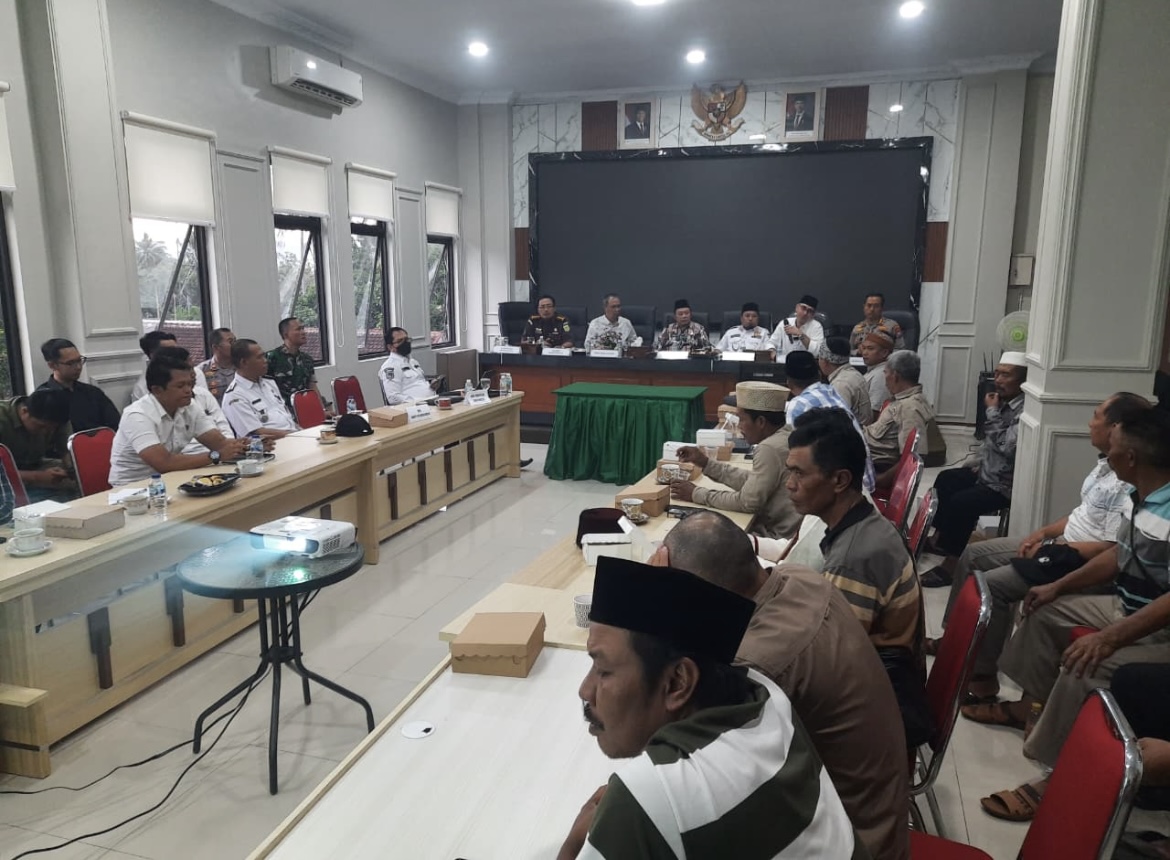 RAMAH: Sekda Bondowoso Fathur Rozi (kanan) menyapa sejumlah anggota DPRD.(KOMINFO BONDOWOSO)