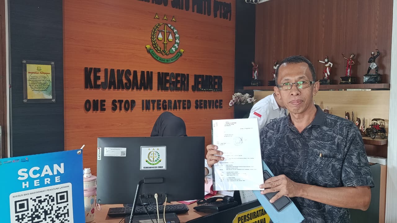 RESMI MELAPOR: Advokat Jember Moh. Husni Thamrin menunjukkan laporan dugaan korupsi, dibalik klaim BPJS Kesehatan ke Kejari Jember.