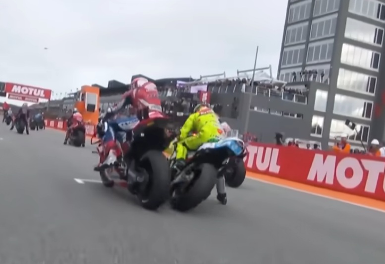 Detik-detik Franco Morbidelli menghantam motor Honda milik Aleix Espargaro bahkan sebelum balapan dimulai di MotoGP Valencia.