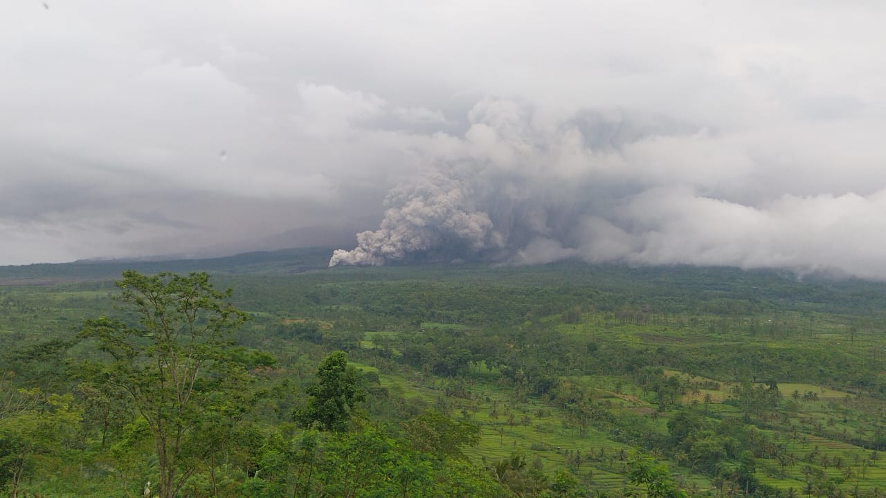 BERBAHAYA: Erupsi Gunung Semeru meluncurkan awan panas sejauh 5,5 km, kemarin.