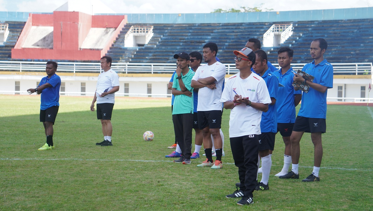 PENINGKATAN KAPASITAS: Sebanyak 30 guru olahraga dari jenjang SD hingga SMA antusias mengikuti sertifikasi Lisensi D PSSI di Stadion JSG, kemarin (19/20).
