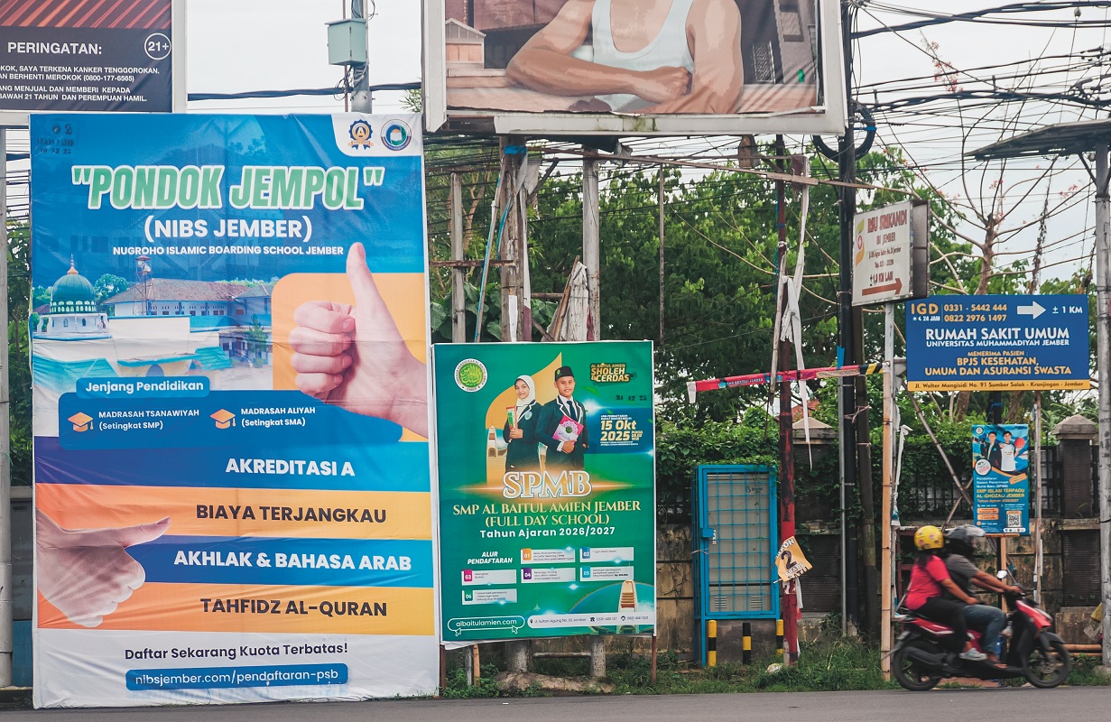 SEMRAWUT: Kondisi reklame yang tak tertata rapi di pertigaan Pasar Sabtuan Kelurahan Tegal Besar. Karena kondisi ini, PKB menyebut Jember sebagai hutan reklame.