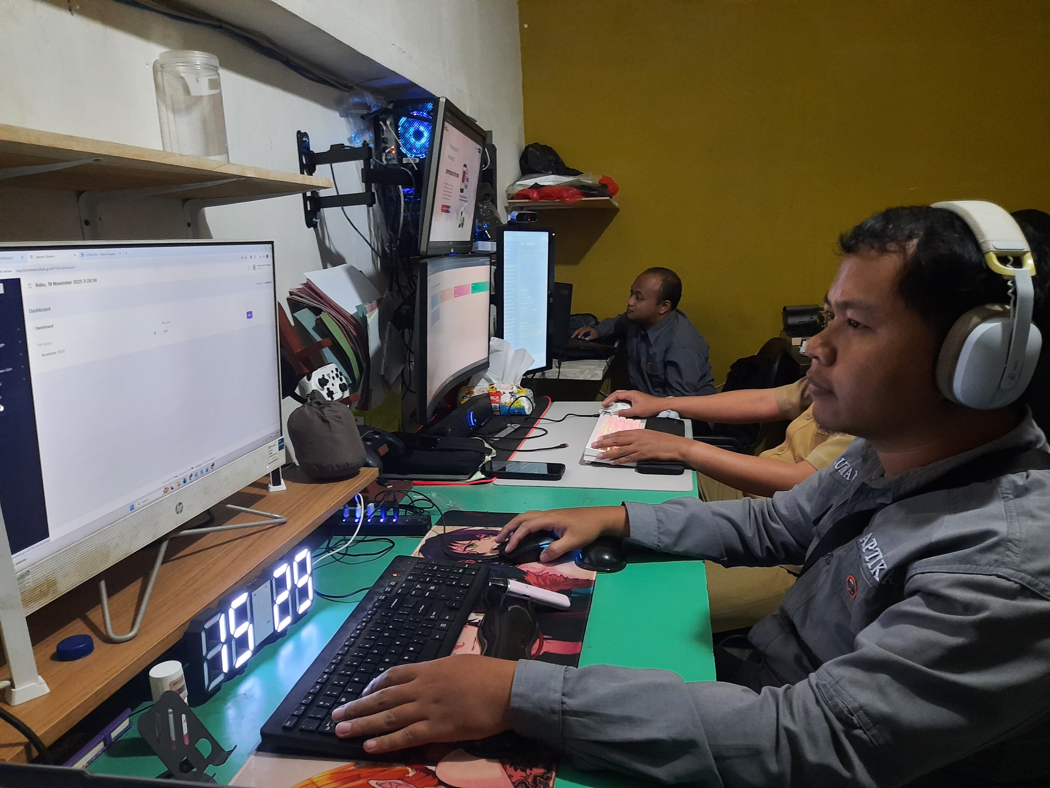 BEKERJA: Staf IT Kominfo Bondowoso saat bekerja (FAQIH/RJ)