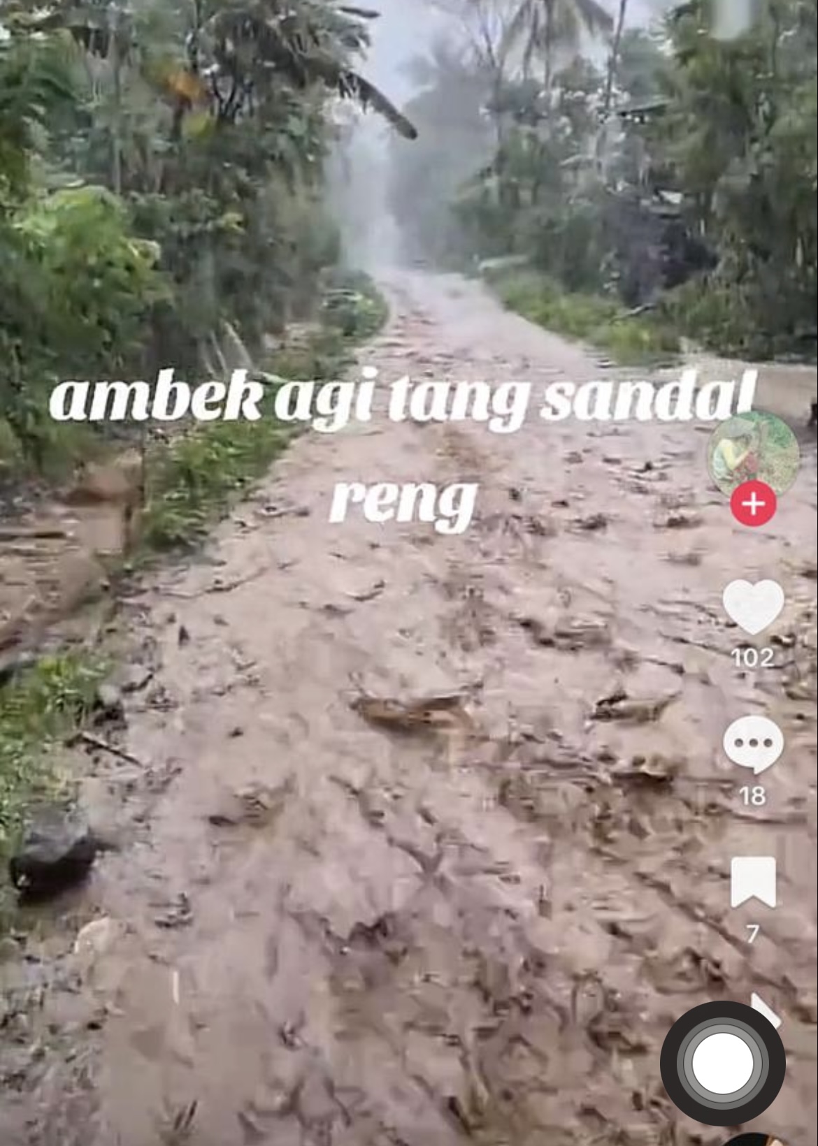 Kondisi jalan Jatisari, Kedungjajang, Lumajang mirip aliran sungai saat dilanda hujan deras.