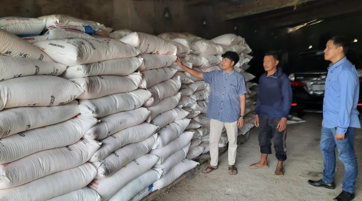 MEMANTAU: kondisi kios pupuk di Desa Bukor Kecamatan Wringin usai kedatangan pupuk subsidi.(FAQIH HUMAINI/RADAR IJEN)