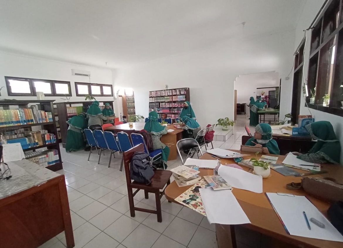 FASILITASI: Pengadaan buku di Perpustakaan daerah (Perpusda) Lumajang mulai bisa dinikmati siswa maupun pengunjung. (ADE APRYANIS/RAME)