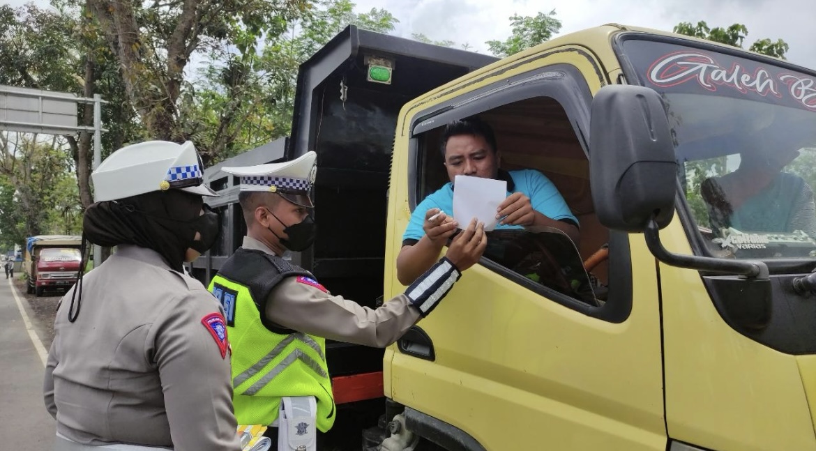 TINDAK: Petugas kepolisian Lumajang saat melakukan penindakan bagi pengendara yang melanggar lalu lintas.(ADE APRYANIS/RAME)