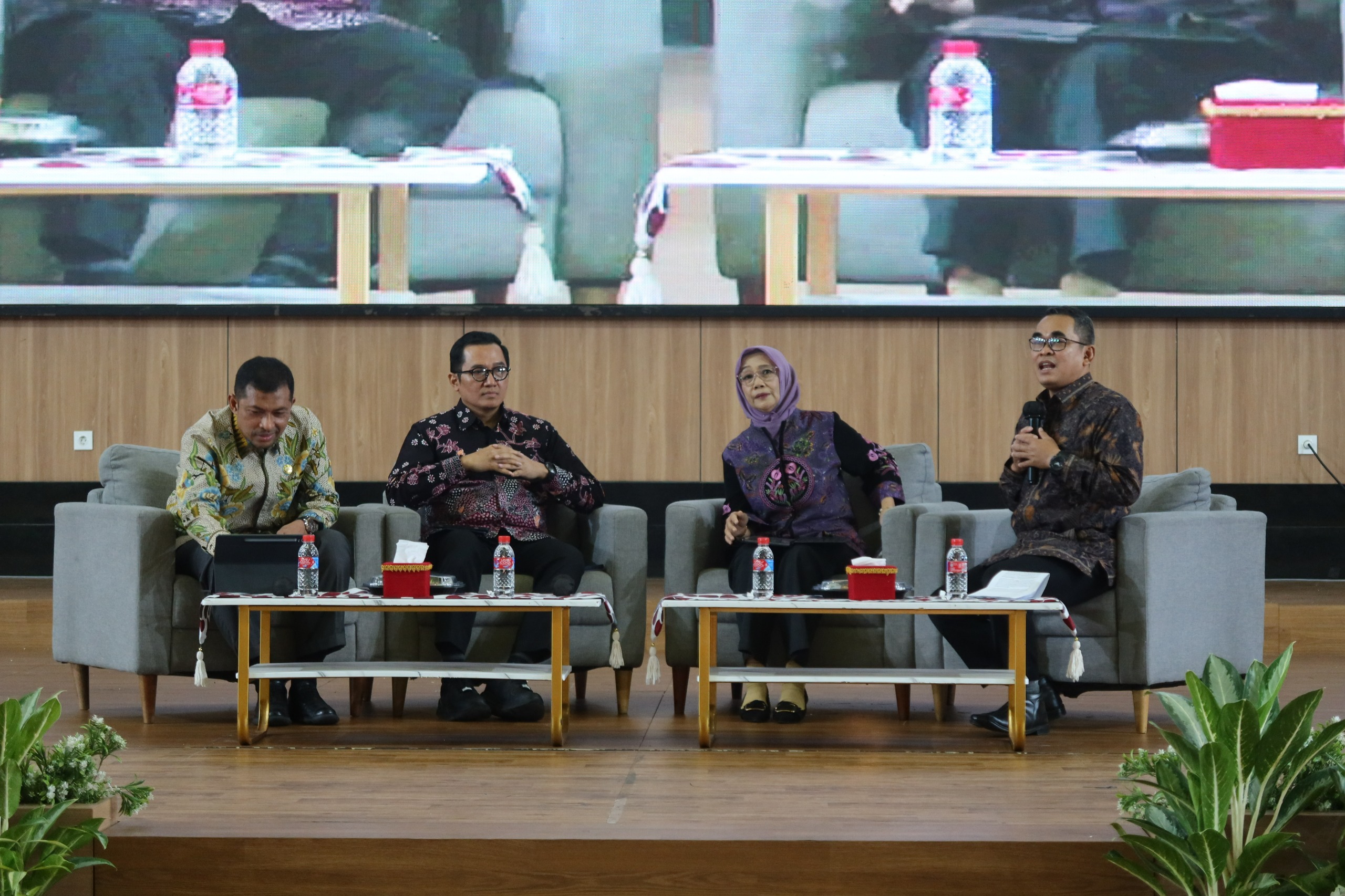 (dari kiri) Mohammad Mufid Kepala OJK Jember, Bambang S. Hidayat Kepala KPw LPS II Surabaya, Prof. Elok Sri Utami Guru Besar FEB UNEJ, dan Adhitya Wardhono Dosen FEB UNEJ selaku moderator (Foto Unej)
