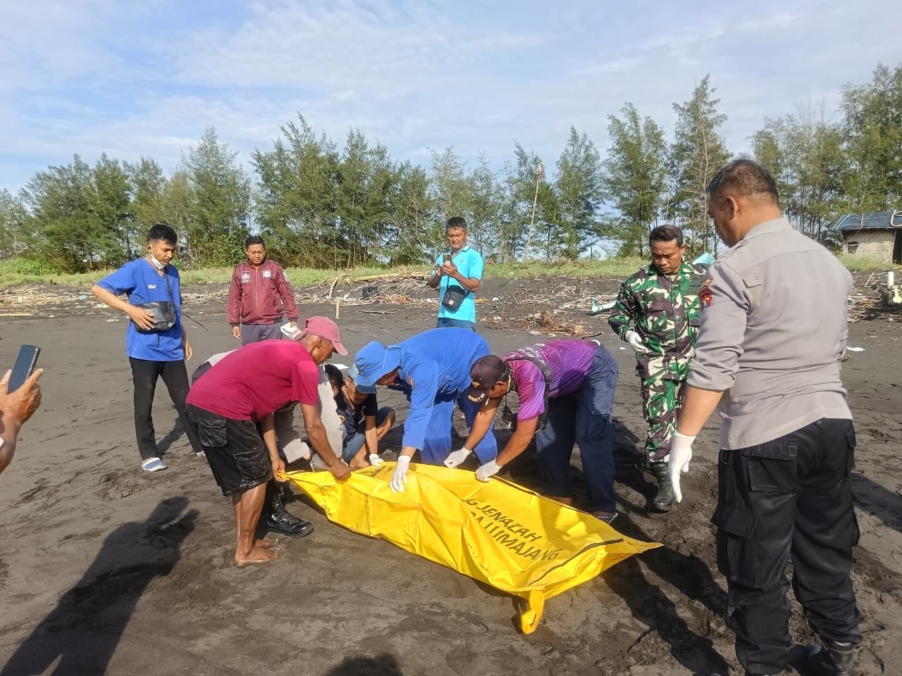 Jasad Sulaiman, saat dievakuasi oleh kepolisian setempat dibantu warga. (Foto. Polsek)