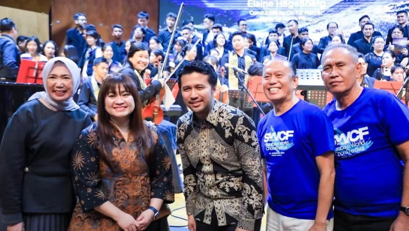 &ldquo;SWCF 2025 kembali buktikan Surabaya sebagai panggung seni dunia. Ribuan peserta dari berbagai negara bersatu dalam harmoni, menghadirkan konser Illuminare yang memukau dan menegaskan posisi Surabaya