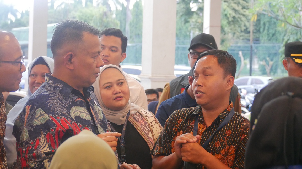 SAMPAIKAN ASPIRASI: Pemijat tunanetra, Ali Mohtar Zamroni (kanan), berbincang dengan Wakil Menteri UMKM Helvi Yuni Moraza (kiri), awal November lalu, di Balai Serbaguna Jember.