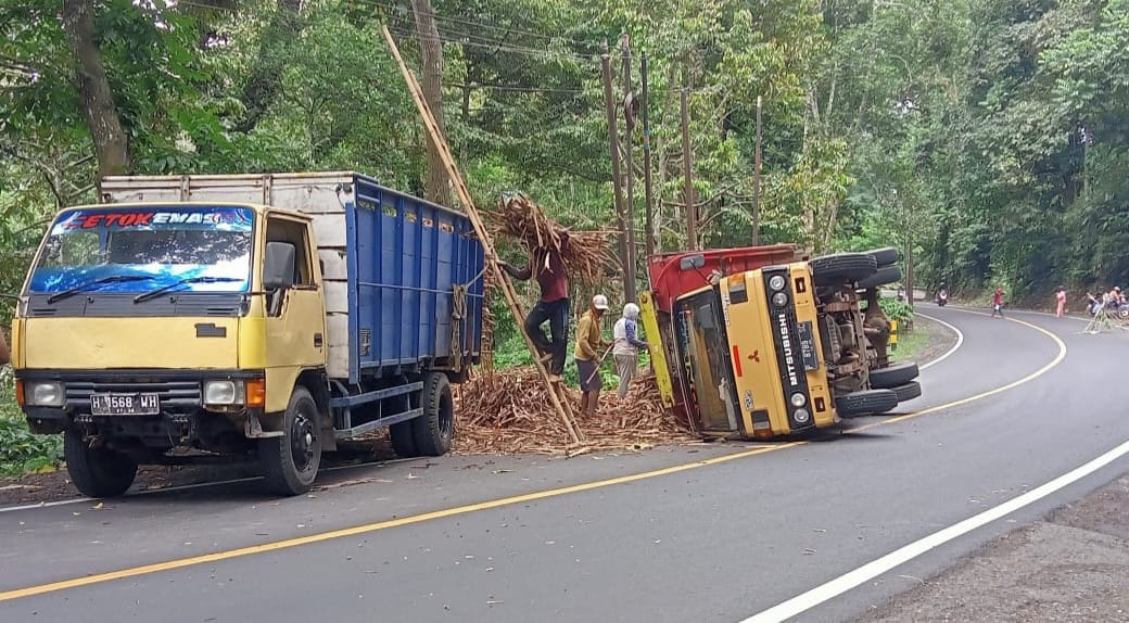 GARA-GARA BAN PECAH: Truk bermuatan tebu terguling di jalur Gumitir, Dusun Curahdamar, Desa Sidomulyo, Kecamatan Silo, kemarin (20/11).