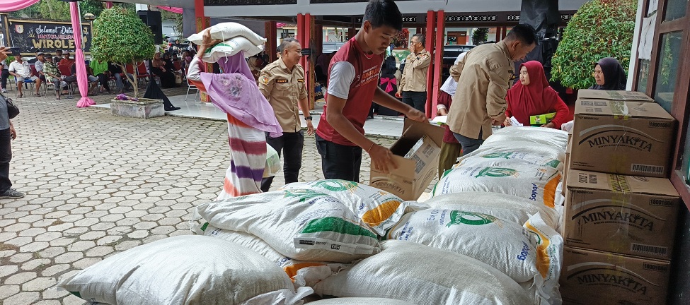 DIDISTRIBUSIKAN: Beras bantuan pangan yang dikucurkan dari Gudang Bulog ke sejumlah masyarakat penerima manfaat di Kantor Kelurahan Wirolegi, belum lama ini (14/11).