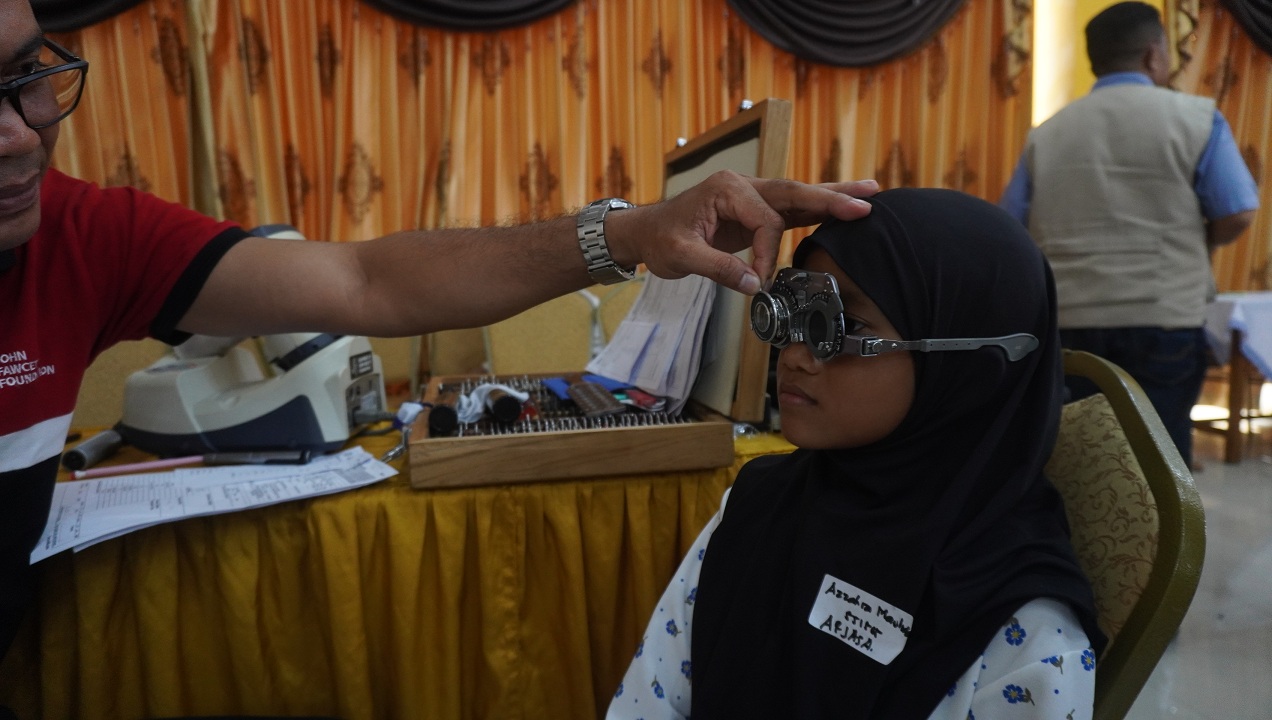 CEK MATA: Perawat spesialis mata dari John Fawcett Foundation memeriksa kondisi mata peserta baksos di RSBS.