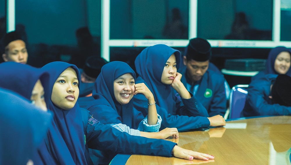 ANTUSIAS: Ekspresi siswa SMKN Al-Hikmah yang memperhatikan penjelasan materi jurnalistik dari wartawan Jawa Pos Radar Jember, kemarin (20/11).