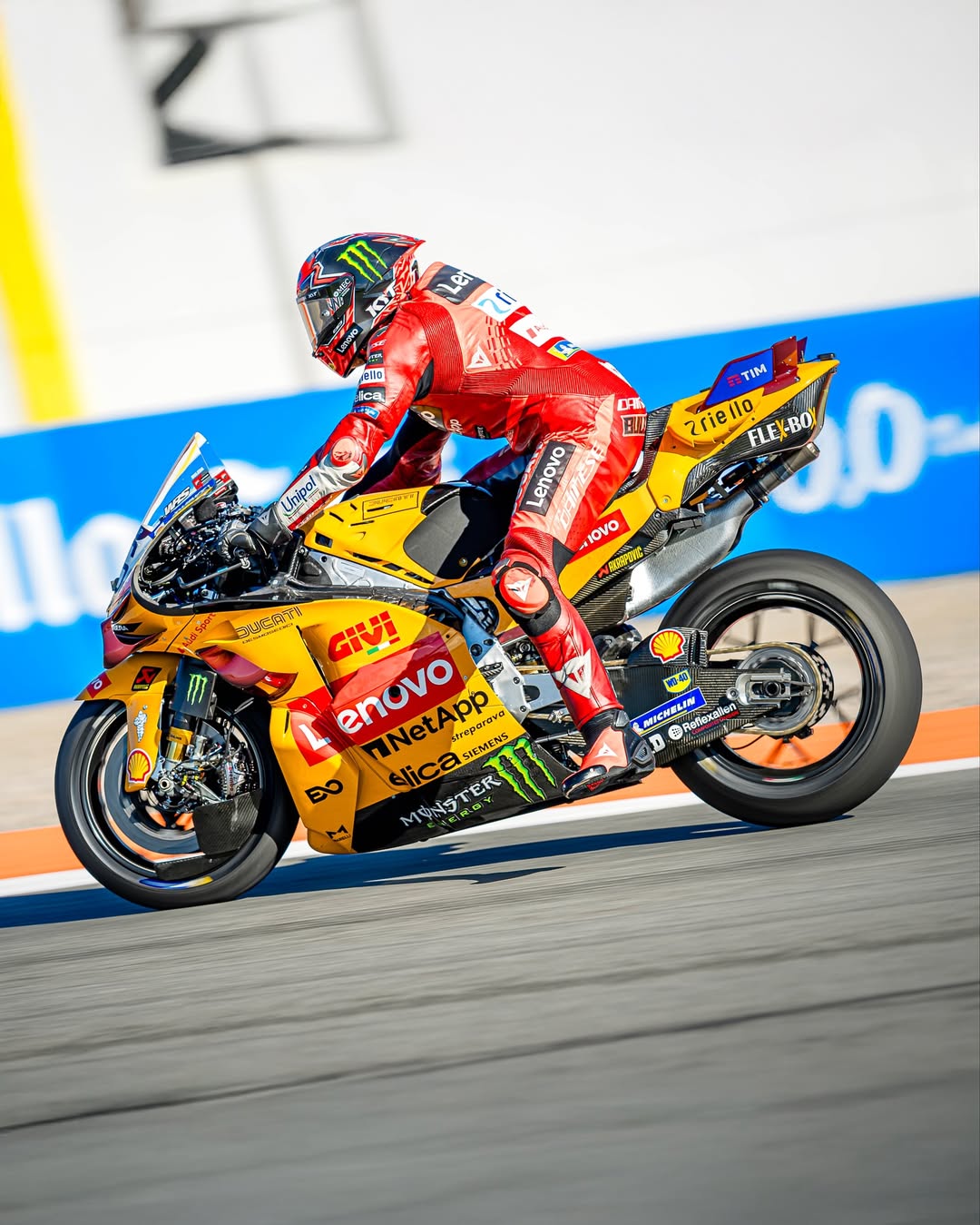 Nicolo Bulega mengendarai motor Desmosedici berwarna kuning saat tes di Valencia, desain ini terinspirasi dari 750 Supersport Desmo yang membawa Franco Uncini menjuarai  Italian 750 cc pada 1975.​