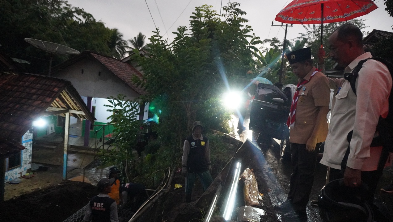 JAMIN KELAYAKAN: Bupati Fawait meninjau pengerjaan bronjong plengsengan jalan di Dusun Pakoong, Desa Jatiroto, Kecamatan Sumberbaru, Jember, September lalu.