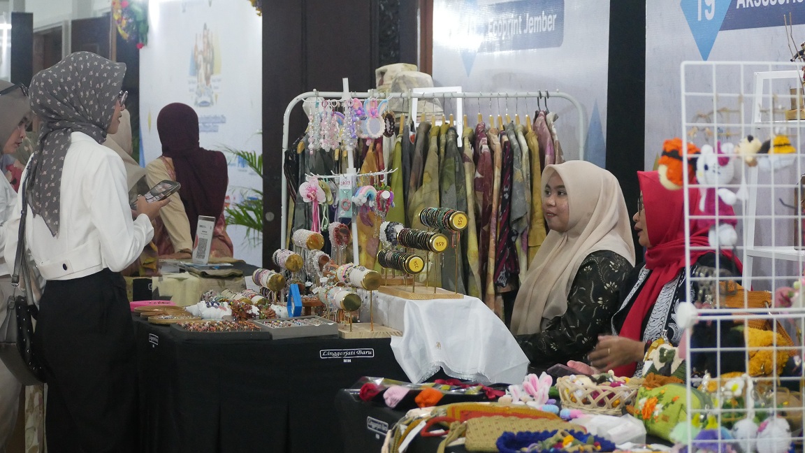 USAHA MIKRO: Salah satu pelaku usaha membuka&nbsp;stand&nbsp;saat&nbsp;event&nbsp;di Balai Serbaguna Jember, awal November lalu. Tak sedikit dari pelaku UMKM terjerat masalah hukum.