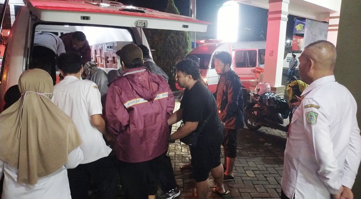 EVAKUASI: Proses evakuasi pasutri asal Kediri yang nekat terboso wedus gembel saat melintas di Jembatan Gladak Perak, kemarin.(BPBD Lumajang)