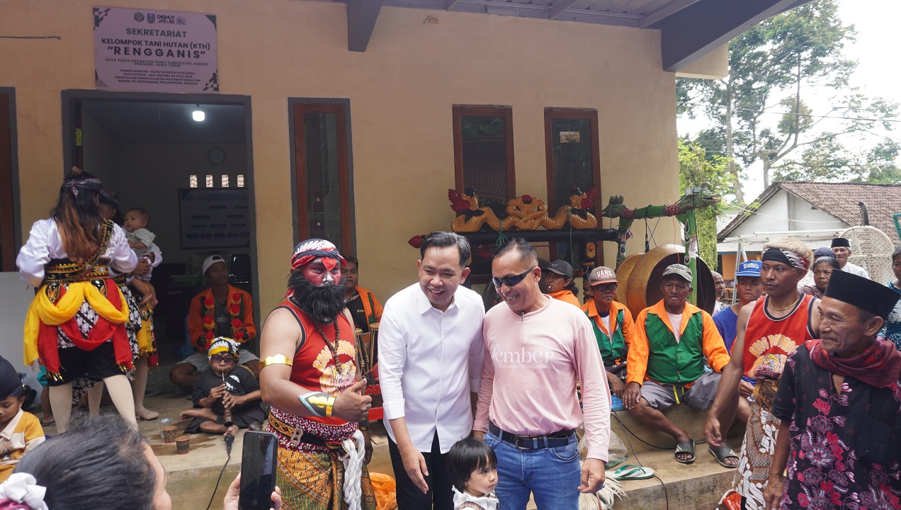 Bupati Fawait bertemu dengan pelaku seni, saat melangsungkan Bunga Desaku jilid 6 Kecamatan Panti (27/10). Kini, Bunga Desaku Jilid 7 menyasar salah satu kecamatan di ujung selatan Jember.