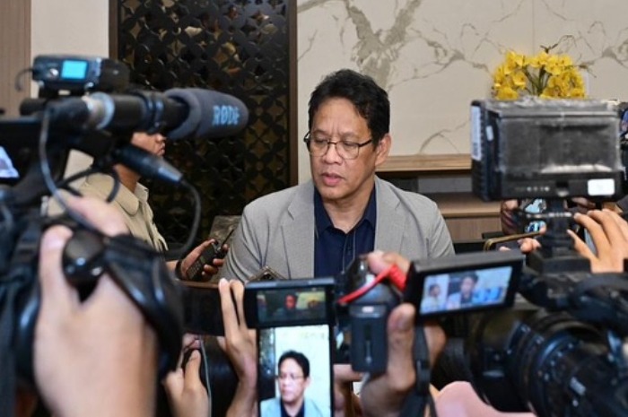 Menyoroti kebijakan pelarangan bisnis jual-beli pakaian impor usai temuan ribuan kontainer baju bekas ilegal.