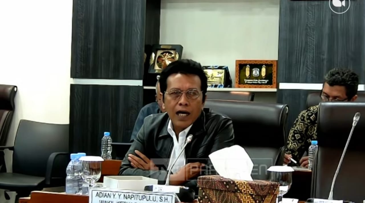 Adian Napitupulu menyebut&nbsp; anak muda gemar thrifting karena kesadaran dalam menyelamatkan lingkungan. (Tangkapan layar YouTube TVR Parlemen)