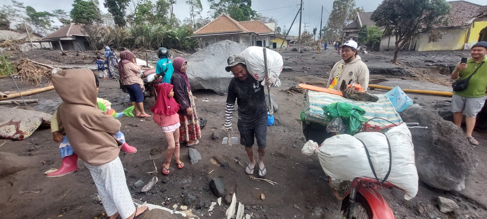 SELAMATKAN BARANG: Sebagian warga di Dusun Sumbersari, Desa Supit Urang, Kecamatan Pronojiwo , Lumajang saat menyelamatkan barang yang masih bisa diselamatkan