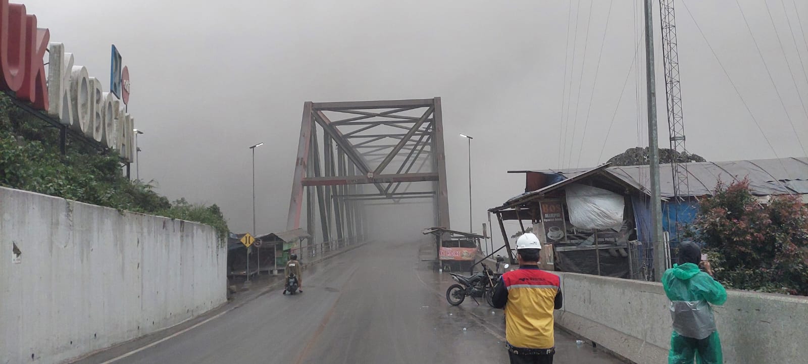 DITUTUP : Pengendara yang melintas di jalan penghubung Malang dengan Lumajang sempat ditutup total akibat hujan abu akibat letupan sekunder