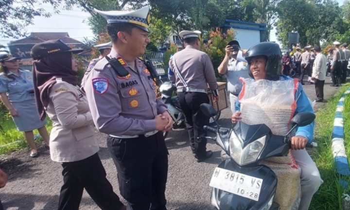 DIBERI SURAT TEGURAN: Petugas memberikan surat teguran kepada pengendara yang melakukan pelanggaran seperti tidak membawa STNK dan SIM dalam Operasi Zebra Semeru di halaman Uji Kir Kendaraan