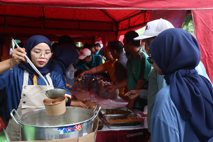 RAMAI PENGUNJUNG: Suasana UMKM di halaman rektorat Unej, kemarin. Kampus pun jadi rumah UMKM.