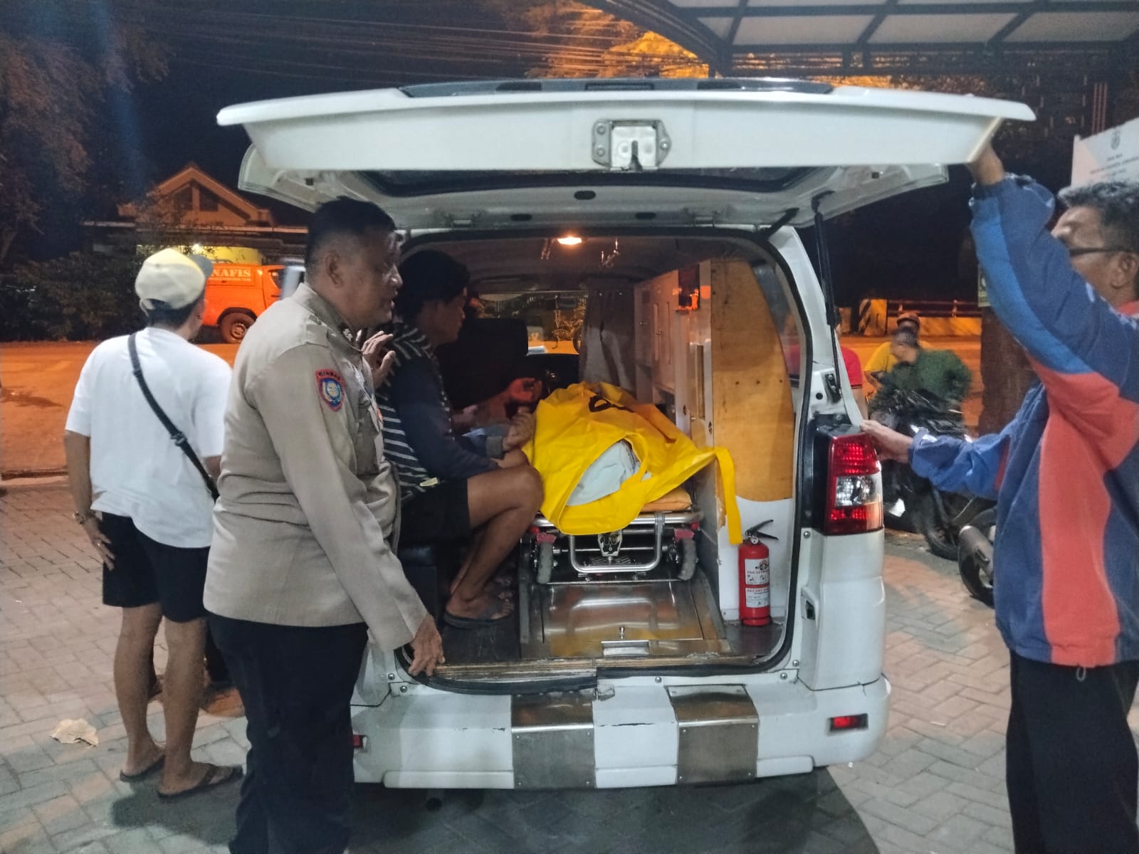 DIBATASI: Petugas mendatangi lokasi penemuan mayat yang sempat menghebohkan warga Wonosari.