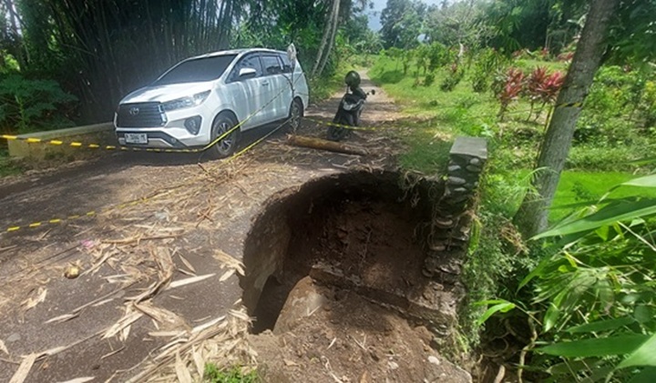 AMBROL: Kondisi jembatan yang ada di Dusun Krajan 1, Desa Badean, Kecamatan Bangsalsari yang ambrol akibat tergerus banjir.